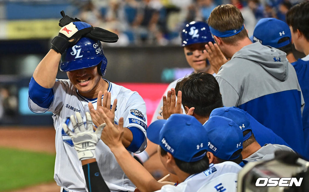 19일 대구삼성라이온즈파크에서 2024 신한 SOL 뱅크 KBO 리그 삼성 라이온즈와 SSG 랜더스의 경기가 열렸다. 홈팀 삼성은 어깨 부상에서 돌아온 원태인이 선발 출전하고 방문팀 SSG는 삼성을 상대로 2경기(11이닝) 2승을 챙긴 오원석이 선발 출전한다.삼성 라이온즈 이성규와 강민호가 6회말 2사 1,2루 김영웅의 역전 2타점 우중간 2루타 때 득점을 올리고 하이파이브를 하고 있다. 2024.06.19 / foto0307@osen.co.kr