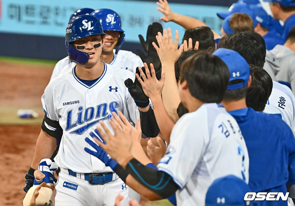 19일 대구삼성라이온즈파크에서 2024 신한 SOL 뱅크 KBO 리그 삼성 라이온즈와 SSG 랜더스의 경기가 열렸다. 홈팀 삼성은 어깨 부상에서 돌아온 원태인이 선발 출전하고 방문팀 SSG는 삼성을 상대로 2경기(11이닝) 2승을 챙긴 오원석이 선발 출전한다.삼성 라이온즈 구자욱이 7회말 1사 1,2루 우월 3점 홈런을 치고 팀 5200홈런을 기록하고 하이파이브를 하고 있다. 2024.06.19 / foto0307@osen.co.kr