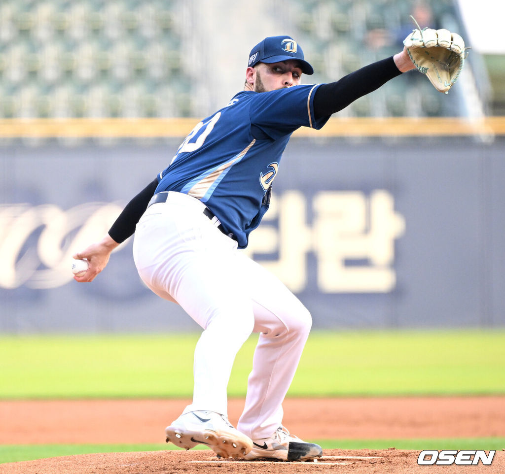 19일 오후 서울 잠실야구장에서 ‘2024 신한 SOL Bank KBO리그’ 두산 베어스와 NC 다이노스의 경기가 열렸다.두산은 최원준, NC는 카스티노를 선발로 내세웠다.1회말 무사에서 NC 선발투수 카스타노가 역투하고 있다. 2024.06.19 /sunday@osen.co.kr