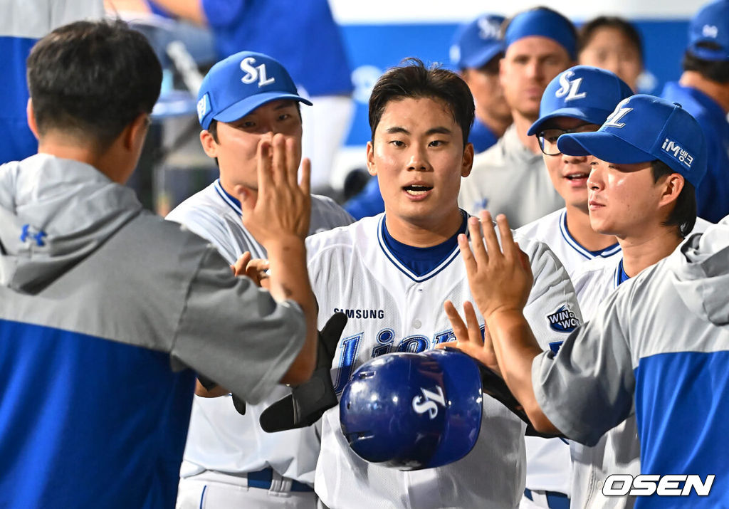 19일 대구삼성라이온즈파크에서 2024 신한 SOL 뱅크 KBO 리그 삼성 라이온즈와 SSG 랜더스의 경기가 열렸다. 홈팀 삼성은 어깨 부상에서 돌아온 원태인이 선발 출전하고 방문팀 SSG는 삼성을 상대로 2경기(11이닝) 2승을 챙긴 오원석이 선발 출전한다.삼성 라이온즈 이창용이 5회말 2사 1루 중견수 왼쪽 데뷔 첫 안타를 치고 동료들의 축하를 받고 있다. 2024.06.19 / foto0307@osen.co.kr