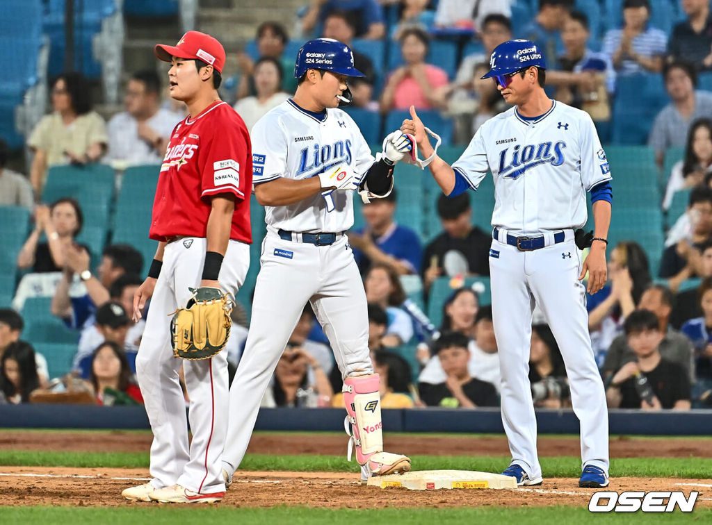 19일 대구삼성라이온즈파크에서 2024 신한 SOL 뱅크 KBO 리그 삼성 라이온즈와 SSG 랜더스의 경기가 열렸다. 홈팀 삼성은 어깨 부상에서 돌아온 원태인이 선발 출전하고 방문팀 SSG는 삼성을 상대로 2경기(11이닝) 2승을 챙긴 오원석이 선발 출전한다.삼성 라이온즈 이창용이 5회말 2사 1루 중견수 왼쪽 안타를 치고 하이파이브를 하고 있다. 2024.06.19 / foto0307@osen.co.kr