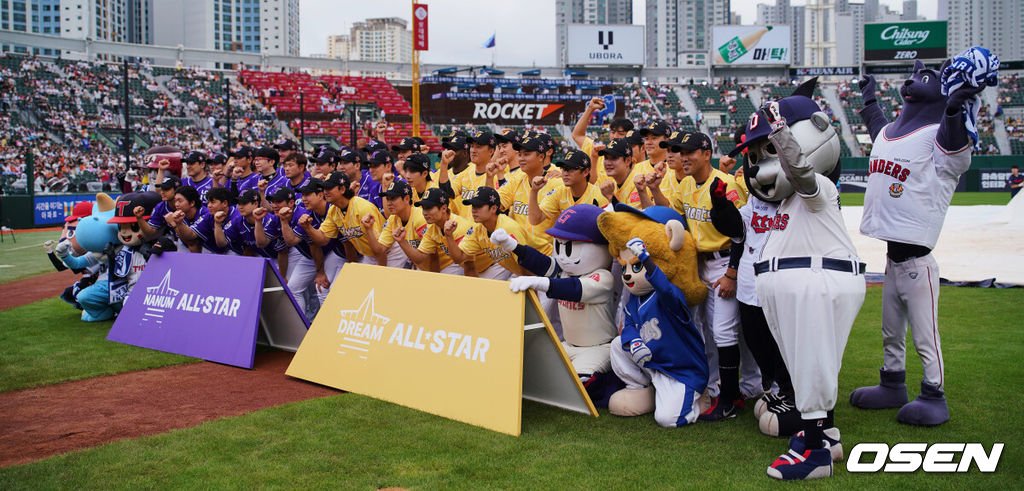 15일 부산 사직구장에서 2023 신한은행 SOL KBO 올스타전 드림과 나눔의  경기가 열렸다. 올스타 선수들이 기념촬영을 하고 있다. 2023.07.15 / foto0307@osen.co.kr