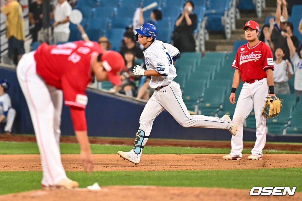 19일 대구삼성라이온즈파크에서 2024 신한 SOL 뱅크 KBO 리그 삼성 라이온즈와 SSG 랜더스의 경기가 열렸다. 홈팀 삼성은 어깨 부상에서 돌아온 원태인이 선발 출전하고 방문팀 SSG는 삼성을 상대로 2경기(11이닝) 2승을 챙긴 오원석이 선발 출전한다.삼성 라이온즈 김영웅이 8회말 우중월 솔로 홈런을 치고 그라운드를 돌고 있다. 2024.06.19 / foto0307@osen.co.kr