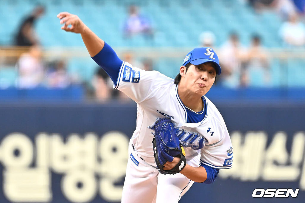 19일 대구삼성라이온즈파크에서 2024 신한 SOL 뱅크 KBO 리그 삼성 라이온즈와 SSG 랜더스의 경기가 열렸다. 홈팀 삼성은 어깨 부상에서 돌아온 원태인이 선발 출전하고 방문팀 SSG는 삼성을 상대로 2경기(11이닝) 2승을 챙긴 오원석이 선발 출전한다.삼성 라이온즈 선발 투수 원태인이 역투하고 있다. 2024.06.19 / foto0307@osen.co.kr