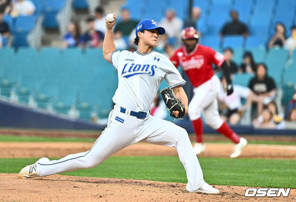 18일 대구삼성라이온즈파크에서 2024 신한 SOL 뱅크 KBO 리그 삼성 라이온즈와 SSG 랜더스의 경기가 열렸다. 홈팀 삼성은 이승민이 선발 출전하고 방문팀 SSG는 앤더슨이 선발 출전한다.삼성 라이온즈 이호성이 역투하고 있다. 2024.06.18 / foto0307@osen.co.kr