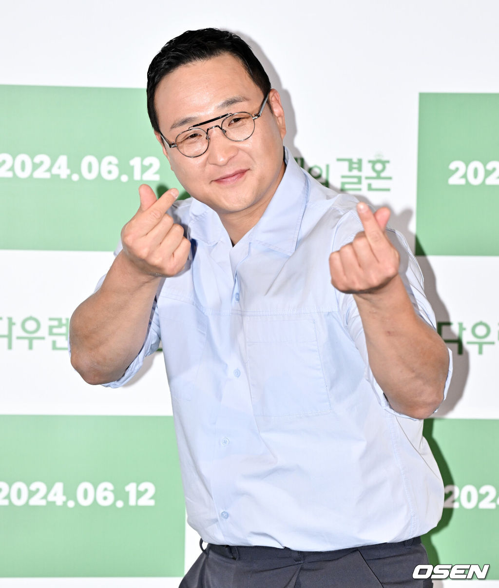 영화 '다우렌의 결혼(감독 임찬익)’ 언론배급시사 및 기자간담회가 28일 오후 서울 용산구 CGV용산아이파크몰에서 열렸다.‘다우렌의 결혼’은 자신만의 색이 두드러지는 연기 스펙트럼의 충무로 대표 카멜레온 배우 이주승이 다큐멘터리를 찍으며 입봉을 꿈꾸는 조연출 ‘승주’ 역을 맡아 스크린에 컴백한다.배우 구성환이 포즈를 취하고 있다. 2024.05.28 /cej@osen.co.kr