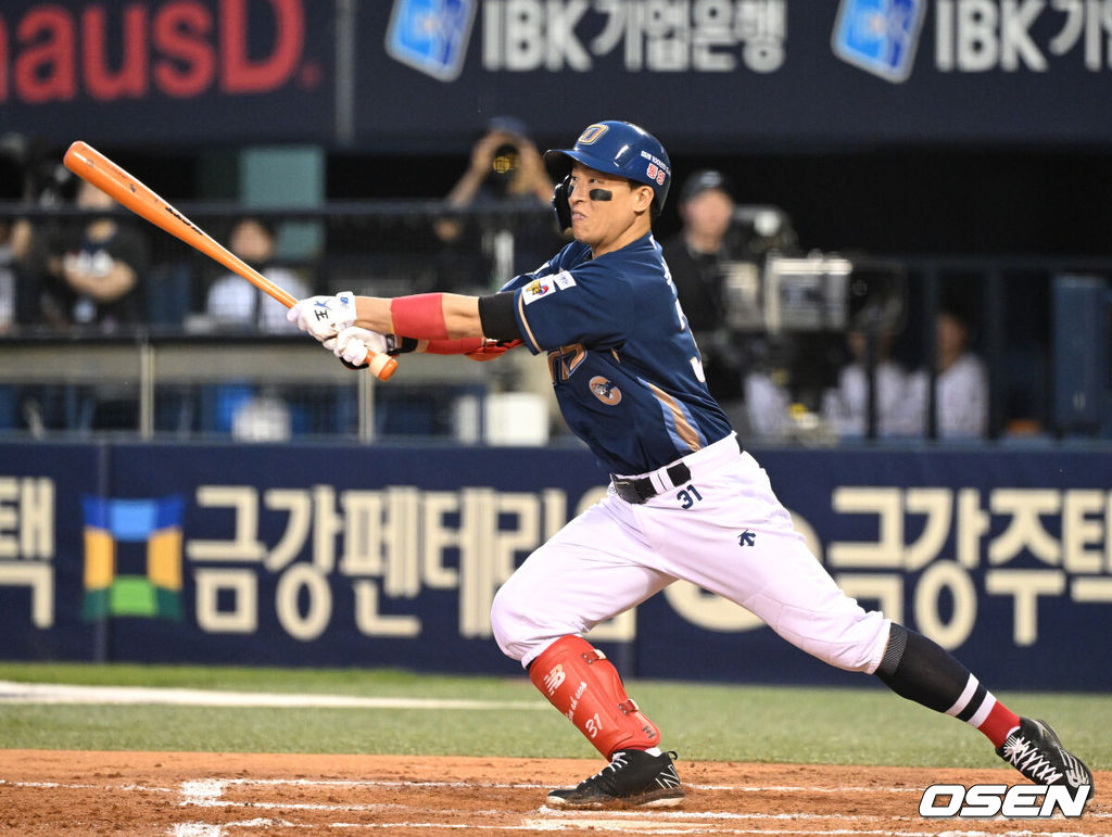 20일 오후 서울 잠실야구장에서 ‘2024 신한 SOL Bank KBO리그’ 두산 베어스와 NC 다이노스의 경기가 열렸다.두산은 알칸타라, NC는 신믹혁을 선발로 내세웠다.6회초 2사에서 NC 손아섭이 좌전 안타를 치고 있다. 손아섭은 2505안타를 기록하며 개인 통산 안타 단독 1위에 올랐다. 2024.06.20 /sunday@osen.co.kr