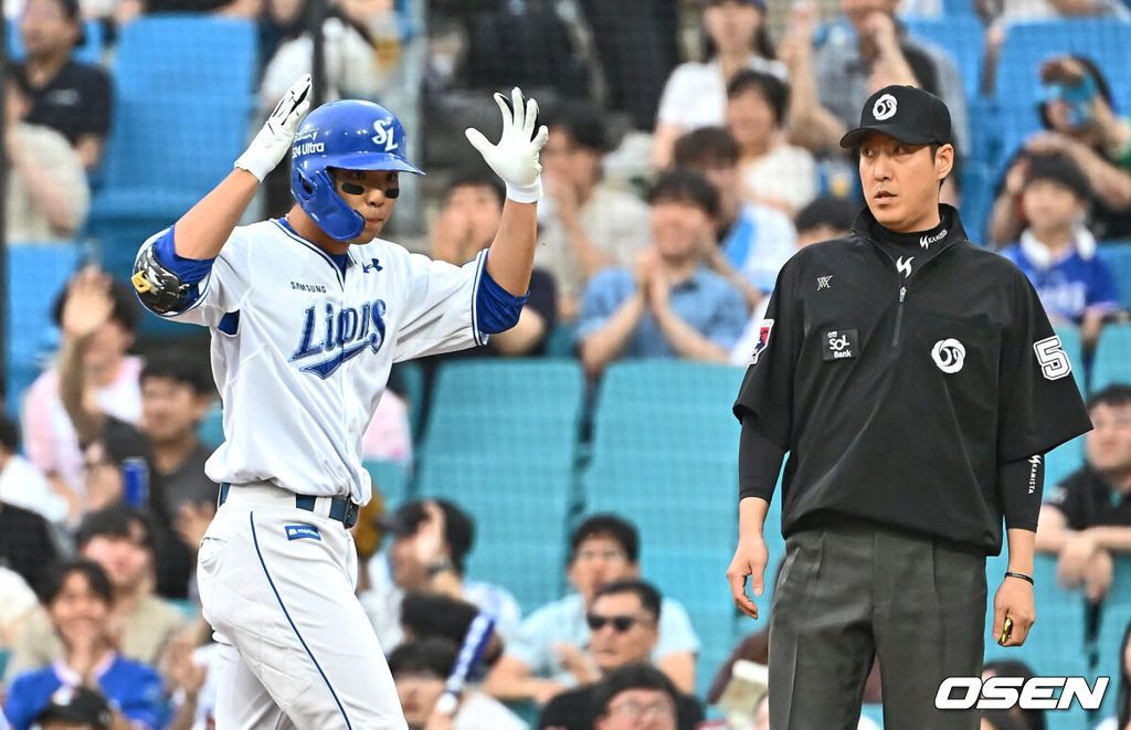 20일 대구삼성라이온즈파크에서 2024 신한 SOL 뱅크 KBO 리그 삼성 라이온즈와 SSG 랜더스의 경기가 열렸다. 3연패의 늪에서 벗어난 삼성은 코너를 내세워 위닝 시리즈에 도전하고 SSG는 2년 차 우완 송영진을 선발 투수로 내세웠다. 삼성 라이온즈 김영웅이 1회말 2사 1,2루 우익수 앞 1타점 안타를 치고 세리머니를 하고 있다. 2024.06.20 / foto0307@osen.co.kr