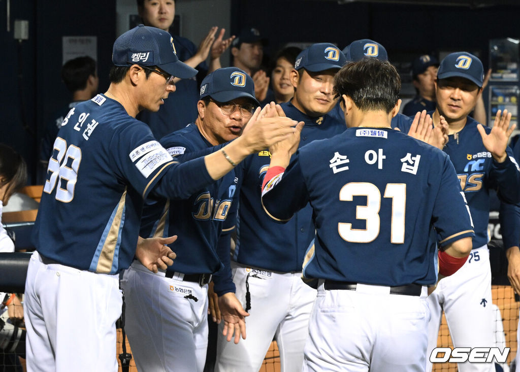 20일 오후 서울 잠실야구장에서 ‘2024 신한 SOL Bank KBO리그’ 두산 베어스와 NC 다이노스의 경기가 열렸다.두산은 알칸타라, NC는 신믹혁을 선발로 내세웠다.6회초 2사에서 좌전 안타를 친 손아섭이 2505안타를 기록하며 개인 통산 안타 단독 1위에 올랐다. 손아섭은 기록 달성 후 더그아웃에서 NC 선수단과 하이파이브를 나누고 있다. 2024.06.20 /