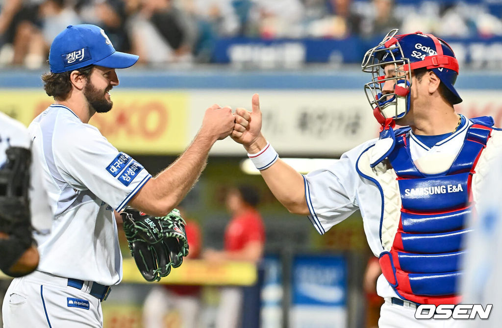 20일 대구삼성라이온즈파크에서 2024 신한 SOL 뱅크 KBO 리그 삼성 라이온즈와 SSG 랜더스의 경기가 열렸다. 3연패의 늪에서 벗어난 삼성은 코너를 내세워 위닝 시리즈에 도전하고 SSG는 2년 차 우완 송영진을 선발 투수로 내세웠다. 삼성 라이온즈 선발 투수 코너가 7회초 2사 1,3루 SSG 랜더스 오태곤을 유격수 앞 땅볼로 잡고 강민호와 하이파이브를 하고 있다. 2024.06.20 / foto0307@osen.co.kr