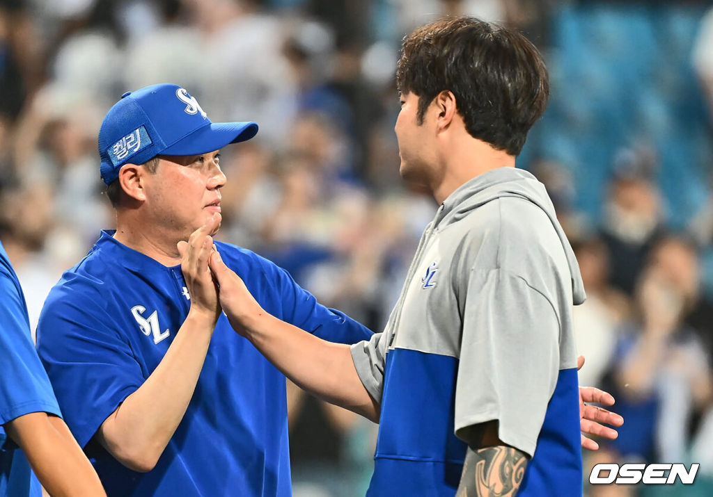 19일 대구삼성라이온즈파크에서 2024 신한 SOL 뱅크 KBO 리그 삼성 라이온즈와 SSG 랜더스의 경기가 열렸다. 홈팀 삼성은 어깨 부상에서 돌아온 원태인이 선발 출전하고 방문팀 SSG는 삼성을 상대로 2경기(11이닝) 2승을 챙긴 오원석이 선발 출전한다.삼성 라이온즈 박진만 감독이 SSG 랜더스에 13-2로 대승한 후 박병호와 하이파이브를 하고 있다. 2024.06.19 / foto0307@osen.co.kr