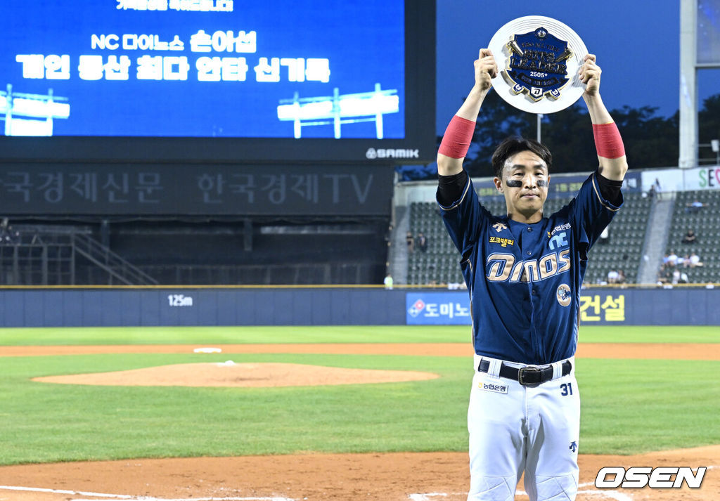 20일 오후 서울 잠실야구장에서 ‘2024 신한 SOL Bank KBO리그’ 두산 베어스와 NC 다이노스의 경기가 열렸다.두산은 알칸타라, NC는 신믹혁을 선발로 내세웠다.6회초 2사에서 좌전 안타를 친 손아섭이 2505안타를 기록하며 개인 통산 안타 단독 1위에 올랐다. 손아섭이 기록 시상식에서 기념패를 들고 포즈를 취하고 있다. 2024.06.20 /sunday@osen.co.kr