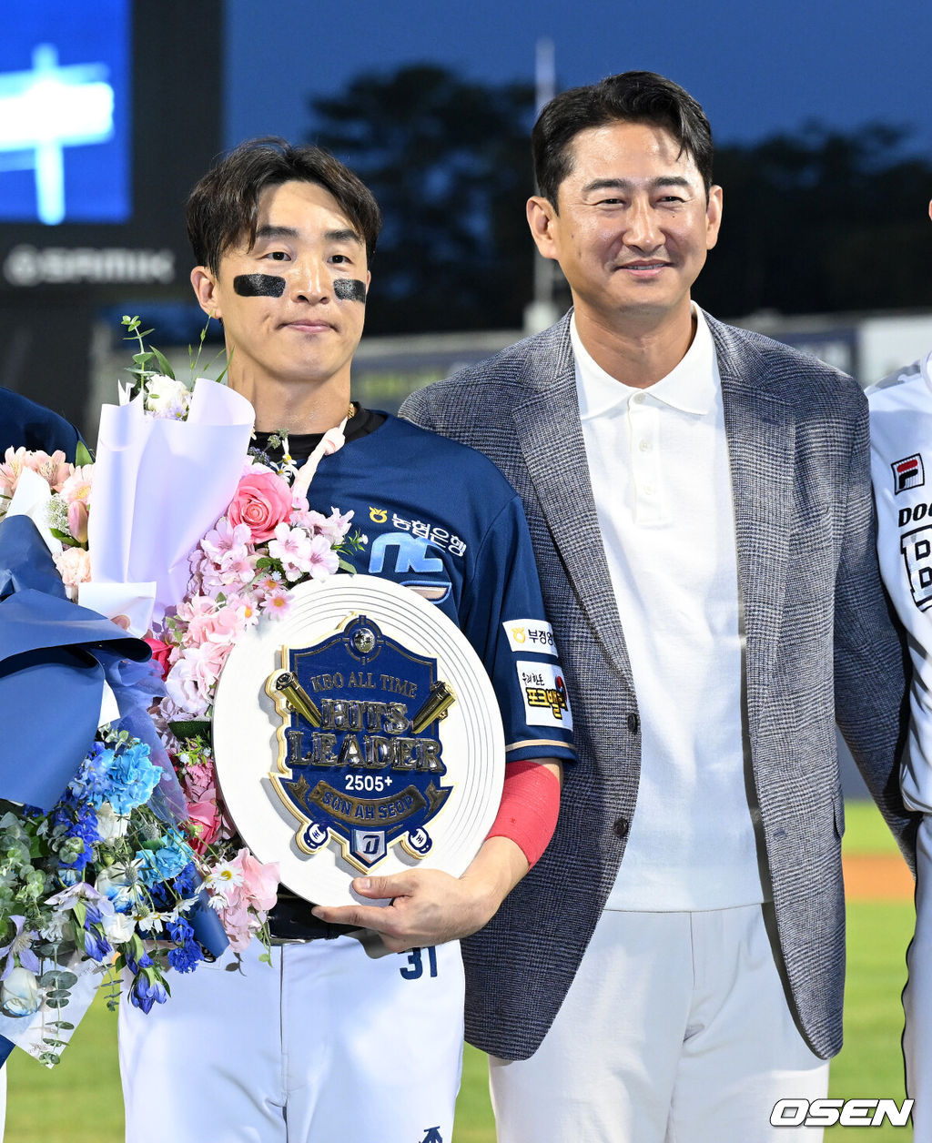 20일 오후 서울 잠실야구장에서 ‘2024 신한 SOL Bank KBO리그’ 두산 베어스와 NC 다이노스의 경기가 열렸다.두산은 알칸타라, NC는 신믹혁을 선발로 내세웠다.6회초 2사에서 좌전 안타를 친 손아섭이 2505안타를 기록하며 개인 통산 안타 단독 1위에 올랐다. 이닝 교대 후 열린 기념행사에서 손아섭, 박용택 해설위원이 기념촬영을 하고 있다. 2024.06.20 /sunday@osen.co.kr