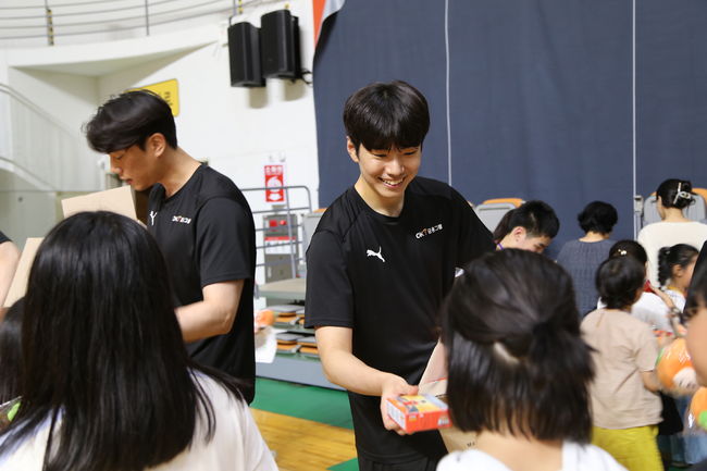 OK금융그룹 배구단은 “지난 19일 안산시 아동센터 돌봄아동 30여명을 대상으로 배구교실을 진행했다”고 21일 밝혔다. / OK금융그룹