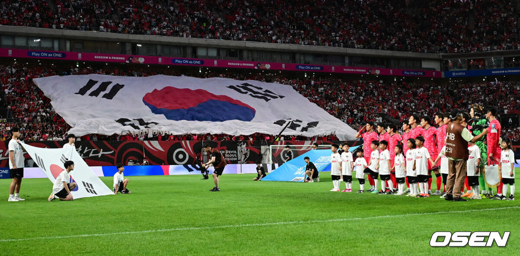 11일 오후 서울월드컵경기장에서 2026 국제축구연맹(FIFA) 북중미 월드컵 아시아 2차 예선 C조 6차전 대한민국과 중국의 경기가 열렸다.대한민국(4승 1무, 승점 13)은 지난 6일 싱가포르와 5차전에서 7-0 대승을 거두며 이날 중국과 최종전 결과와 상관없이 3차 예선행을 확정했다. 하지만 ‘톱 시드’를 유지하기 위해선 중국전 승리가 필요하다.경기에 앞서 대한민국 선수들이 국민의례를 하고 있다. 2024.06.11 / jpnews@osen.co.kr