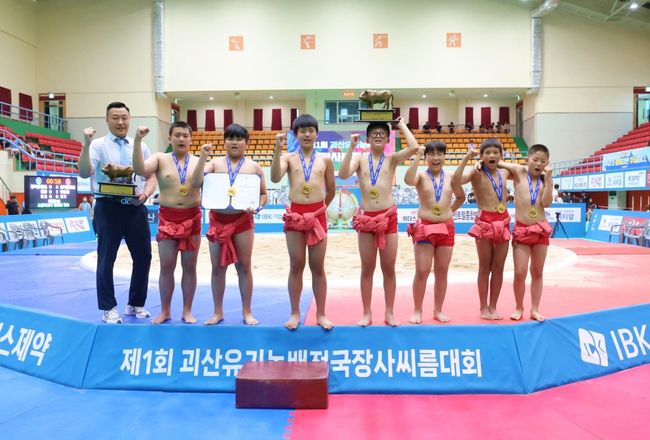 증평초가 ‘제1회 괴산유기농배전국장사씨름대회’에서 초등부 단체전 우승을 차지, 올시즌 2관왕을 달성했다. / 대한씨름협회