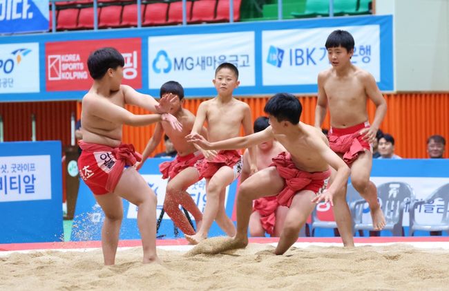 증평초가 ‘제1회 괴산유기농배전국장사씨름대회’에서 초등부 단체전 우승을 차지, 올시즌 2관왕을 달성했다. / 대한씨름협회