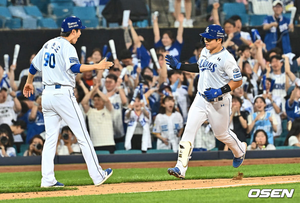 21일 대구삼성라이온즈파크에서 2024 신한 SOL 뱅크 KBO 리그 삼성 라이온즈와 두산 베어스의 경기가 열렸다. 전날 팀 50000안타 기록을 세운 홈팀 삼성은 이승현이 선발 출전하고 방문팀 두산은 최준호를 선발로 내세웠다. 삼성 라이온즈 윤정빈이 4회말 2사 1루 우중간 2점 홈런을 치고 하이파이브를 하고 있다. 2024.06.21 / foto0307@osen.co.kr