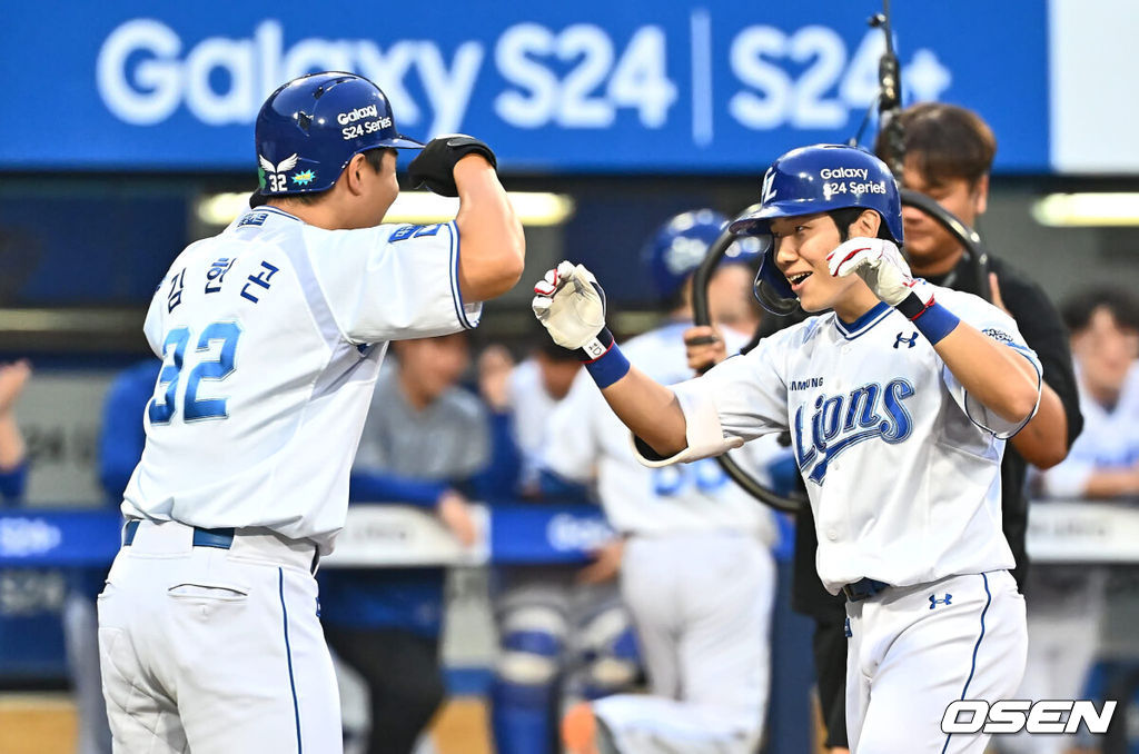 21일 대구삼성라이온즈파크에서 2024 신한 SOL 뱅크 KBO 리그 삼성 라이온즈와 두산 베어스의 경기가 열렸다. 전날 팀 50000안타 기록을 세운 홈팀 삼성은 이승현이 선발 출전하고 방문팀 두산은 최준호를 선발로 내세웠다. 삼성 라이온즈 김지찬이 3회말 1사 1,2루 우월 역전 3점 홈런을 치고 하이파이브를 하고 있다. 2024.06.21 / foto0307@osen.co.kr