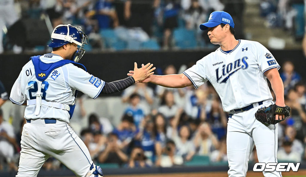 21일 대구삼성라이온즈파크에서 2024 신한 SOL 뱅크 KBO 리그 삼성 라이온즈와 두산 베어스의 경기가 열렸다. 전날 팀 50000안타 기록을 세운 홈팀 삼성은 이승현이 선발 출전하고 방문팀 두산은 최준호를 선발로 내세웠다. 삼성 라이온즈 오승환이 두산 베어스에 7-4로 승리한 후 이병헌과 기쁨을 나누고 있다. 2024.06.21 / foto0307@osen.co.kr