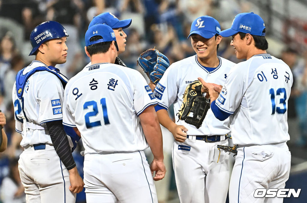 21일 대구삼성라이온즈파크에서 2024 신한 SOL 뱅크 KBO 리그 삼성 라이온즈와 두산 베어스의 경기가 열렸다. 전날 팀 50000안타 기록을 세운 홈팀 삼성은 이승현이 선발 출전하고 방문팀 두산은 최준호를 선발로 내세웠다. 삼성 라이온즈 오승환이 두산 베어스에 7-4로 승리한 후 후배들과 기쁨을 나누고 있다. 2024.06.21 / foto0307@osen.co.kr