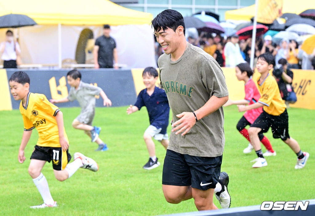 22일 오후 경기도 부천시청 잔디광장에서 ‘2024 황희찬 풋볼 페스티벌’이 열렸다.이번 행사는 황희찬의 축구용품 전시회, 풋볼 페스티벌, 팬 미팅, 멘토링 시간 등으로 구성된다. 황희찬은 팬 미팅 수익금 전액을 기부할 예정이다. 황희찬(28, 울버햄튼)이 어린이들과 함께 풋살 경기를 펼치고 있다. 2024.06.22 / dreamer@osen.co.kr