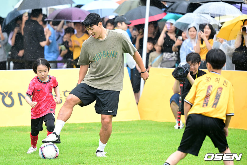 22일 오후 경기도 부천시청 잔디광장에서 ‘2024 황희찬 풋볼 페스티벌’이 열렸다.이번 행사는 황희찬의 축구용품 전시회, 풋볼 페스티벌, 팬 미팅, 멘토링 시간 등으로 구성된다. 황희찬은 팬 미팅 수익금 전액을 기부할 예정이다. 황희찬(28, 울버햄튼)이 어린이들과 함께 풋살 경기를 펼치고 있다. 2024.06.22 / dreamer@osen.co.kr