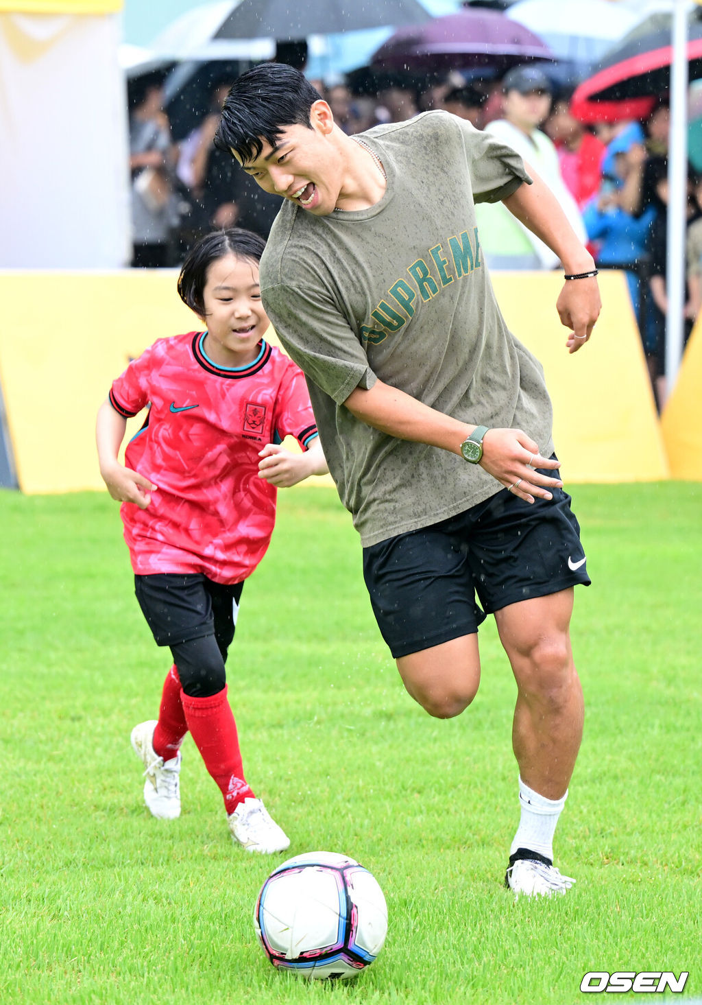 22일 오후 경기도 부천시청 잔디광장에서 ‘2024 황희찬 풋볼 페스티벌’이 열렸다.이번 행사는 황희찬의 축구용품 전시회, 풋볼 페스티벌, 팬 미팅, 멘토링 시간 등으로 구성된다. 황희찬은 팬 미팅 수익금 전액을 기부할 예정이다. 황희찬(28, 울버햄튼)이 어린이들과 함께 풋살 경기를 펼치고 있다. 2024.06.22 / dreamer@osen.co.kr