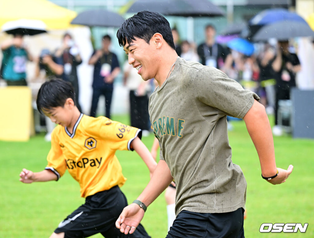 22일 오후 경기도 부천시청 잔디광장에서 ‘2024 황희찬 풋볼 페스티벌’이 열렸다.이번 행사는 황희찬의 축구용품 전시회, 풋볼 페스티벌, 팬 미팅, 멘토링 시간 등으로 구성된다. 황희찬은 팬 미팅 수익금 전액을 기부할 예정이다. 황희찬(28, 울버햄튼)이 어린이들과 함께 풋살 경기를 펼치고 있다. 2024.06.22 / dreamer@osen.co.kr