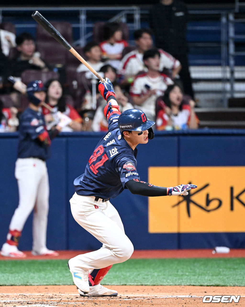 22일 오후 서울 고척스카이돔에서 ‘2024 신한 SOL Bank KBO리그’ 키움 히어로즈와 롯데 자이언츠의 경기가 열렸다.키움은 하영민, 롯데는 윌커슨을 선발로 내세웠다.3회초 2사 1,2루에서 롯데 윤동희가 중전 적시타를 치고 있다. 2024.06.22 /sunday@osen.co.kr