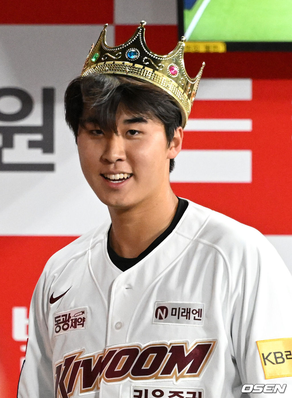 22일 오후 서울 고척스카이돔에서 ‘2024 신한 SOL Bank KBO리그’ 키움 히어로즈와 롯데 자이언츠의 경기가 열렸다.키움은 하영민, 롯데는 윌커슨을 선발로 내세웠다.3회초 무사에서 키움 장재영이 좌월 솔로 홈런을 치고 더그아웃에서 환호하고 있다. 2024.06.22 /sunday@osen.co.kr