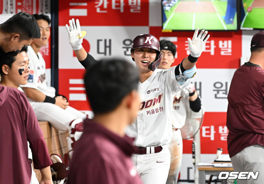 22일 오후 서울 고척스카이돔에서 ‘2024 신한 SOL Bank KBO리그’ 키움 히어로즈와 롯데 자이언츠의 경기가 열렸다.키움은 하영민, 롯데는 윌커슨을 선발로 내세웠다.3회초 무사에서 키움 장재영이 좌월 솔로 홈런을 치고 더그아웃에서 환호하고 있다. 2024.06.22 /sunday@osen.co.kr