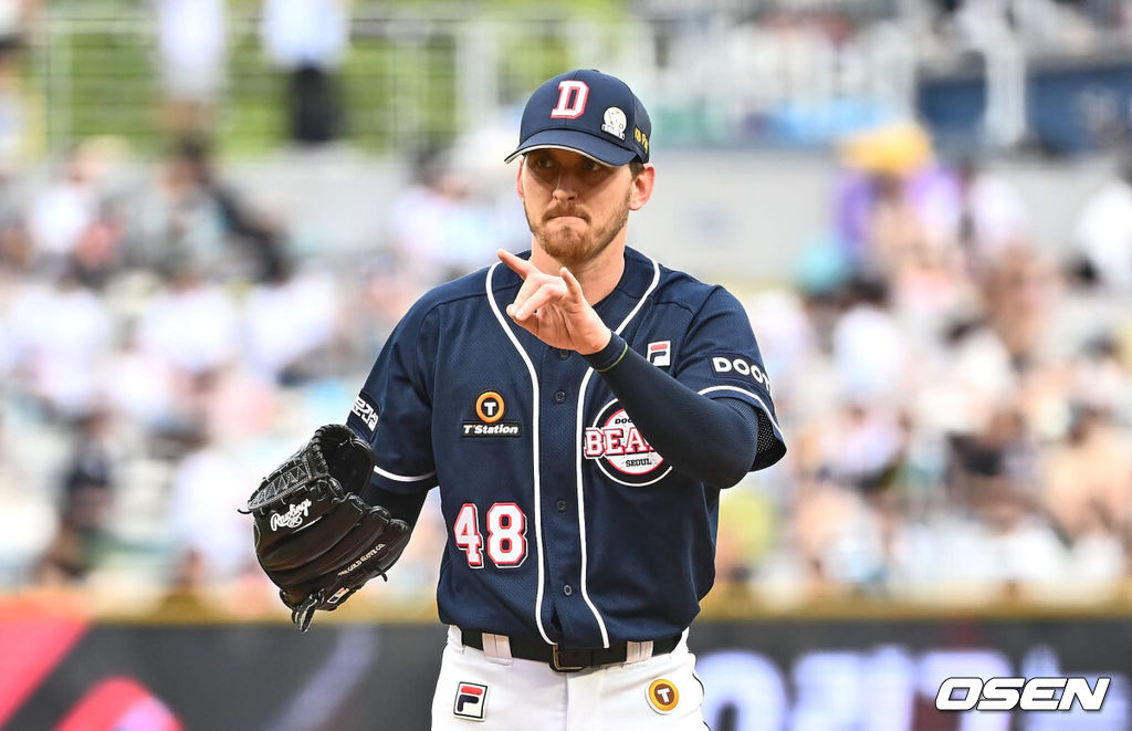 6일 창원NC파크에서 2024 신한 SOL 뱅크 KBO 리그 NC 다이노스와 두산 베어스의 경기가 열렸다. 2게임 연속 연장 승부끝에 역전패 당한 홈팀 NC는 임상현, 이승엽 감독의 2게임 연속 퇴장에도 역전승을 올리며 스윕을 노리는 원정팀 두산은 브랜든을 선발로 내세웠다.두산 베어스 선발투수 브랜든이 사인을 교환하고 있다. 2024.06.06 / foto0307@osen.co.kr