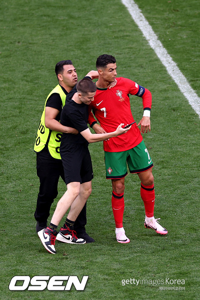 [사진] 호날두와 난입한 팬 ⓒGettyimages(무단전재 및 재배포 금지)