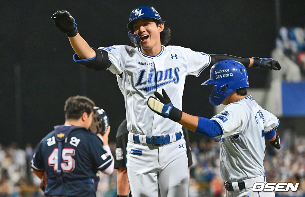 21일 대구삼성라이온즈파크에서 2024 신한 SOL 뱅크 KBO 리그 삼성 라이온즈와 두산 베어스의 경기가 열렸다. 전날 팀 50000안타 기록을 세운 홈팀 삼성은 이승현이 선발 출전하고 방문팀 두산은 최준호를 선발로 내세웠다. 삼성 라이온즈 구자욱이 5회말 2사 1루 우중월 2점 홈런을 치고 하이파이브를 하고 있다. 2024.06.21 / foto0307@osen.co.kr