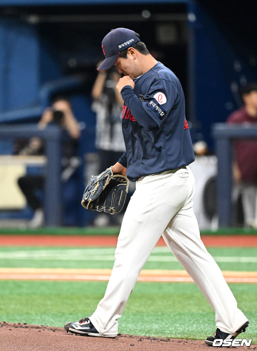 23일 오후 서울 고척스카이돔에서 ‘2024 신한 SOL Bank KBO리그’ 키움 히어로즈와 롯데 자이언츠의 경기가 열렸다.키움은 이종민, 롯데는 정현수를 선발로 내세웠다.1회말 2사 만루에서 롯데 정현수가 키움 고영우에게 밀어내기 볼넷을 허용하고 있다. 2024.06.23 /sunday@osen.co.kr