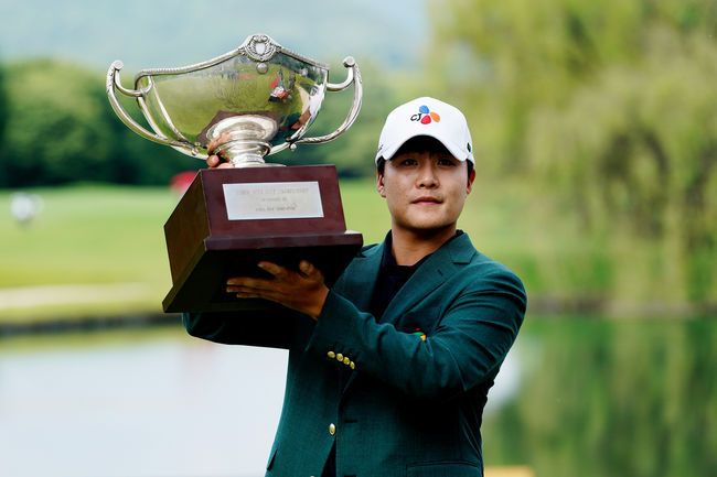 '제66회 코오롱 한국오픈 골프선수권대회' 우승자 김민규 선수가 트로피와 함께 포즈를 취하고 있다. /코오롱 한국오픈 조직위원회 제공.