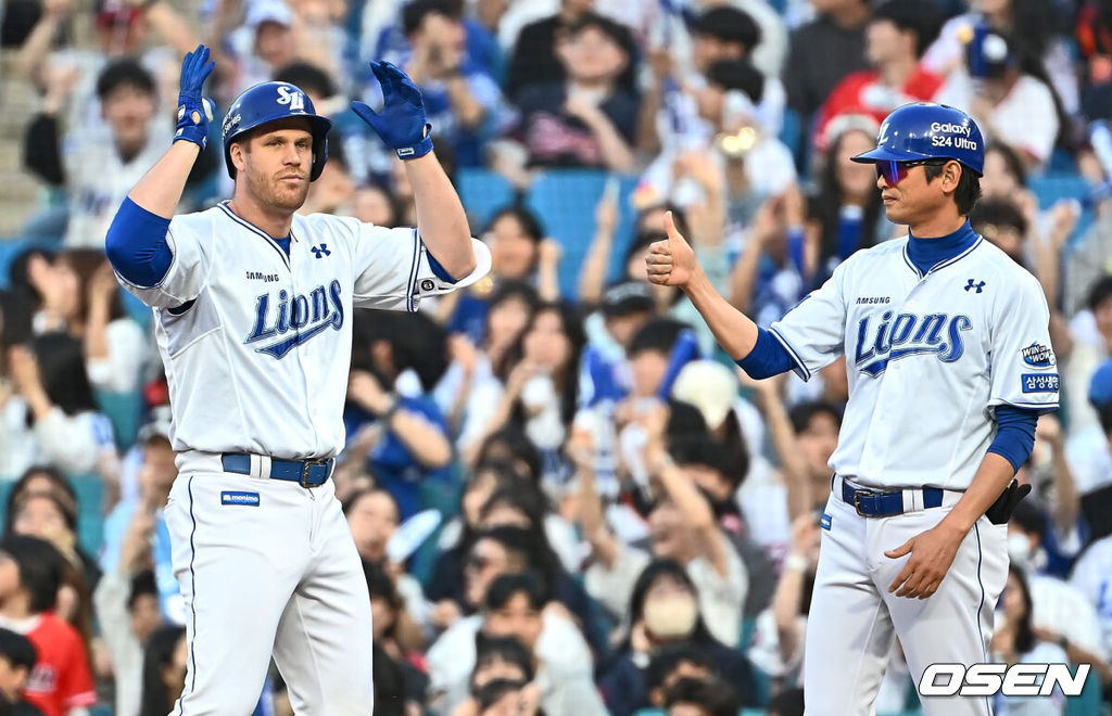 3일 대구삼성라이온즈파크에서 2024 신한 SOL 뱅크 KBO 리그 삼성 라이온즈와 롯데 자이언츠의 경기가 열렸다. 삼성은 5연속 위닝시리즈와 함께 공동 2위로 올라선 기세를 몰아 코너가 선발 등판하고 롯데는 짜릿한 1점차 역전승에 이어 나균안이 선발로 등판했다.삼성 라이온즈 맥키넌이 1회말 2사 2루 중견수 앞 1타점 안타를 치고 있다. 2024.05.03 / foto0307@osen.co.kr