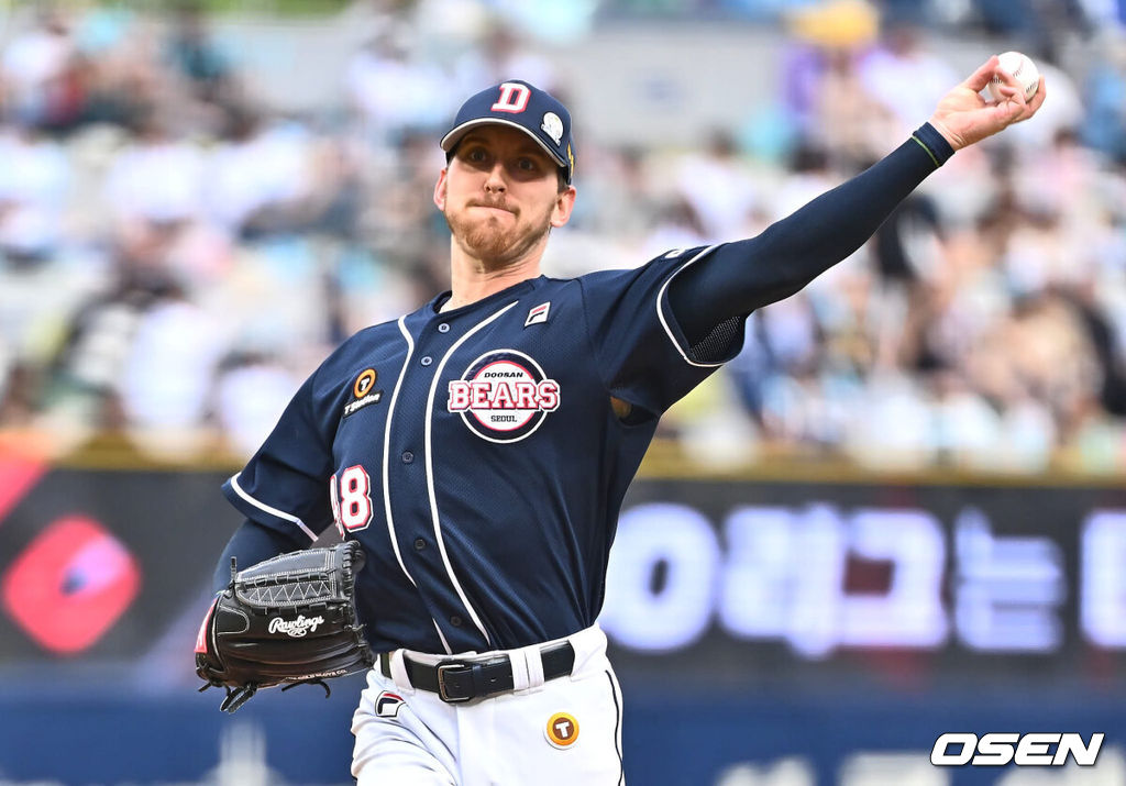 6일 창원NC파크에서 2024 신한 SOL 뱅크 KBO 리그 NC 다이노스와 두산 베어스의 경기가 열렸다. 2게임 연속 연장 승부끝에 역전패 당한 홈팀 NC는 임상현, 이승엽 감독의 2게임 연속 퇴장에도 역전승을 올리며 스윕을 노리는 원정팀 두산은 브랜든을 선발로 내세웠다.두산 베어스 선발투수 브랜든이 역투하고 있다. 2024.06.06 / foto0307@osen.co.kr