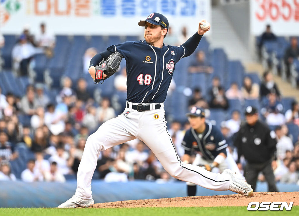 6일 창원NC파크에서 2024 신한 SOL 뱅크 KBO 리그 NC 다이노스와 두산 베어스의 경기가 열렸다. 2게임 연속 연장 승부끝에 역전패 당한 홈팀 NC는 임상현, 이승엽 감독의 2게임 연속 퇴장에도 역전승을 올리며 스윕을 노리는 원정팀 두산은 브랜든을 선발로 내세웠다.두산 베어스 선발투수 브랜든이 역투하고 있다. 2024.06.06 / foto0307@osen.co.kr