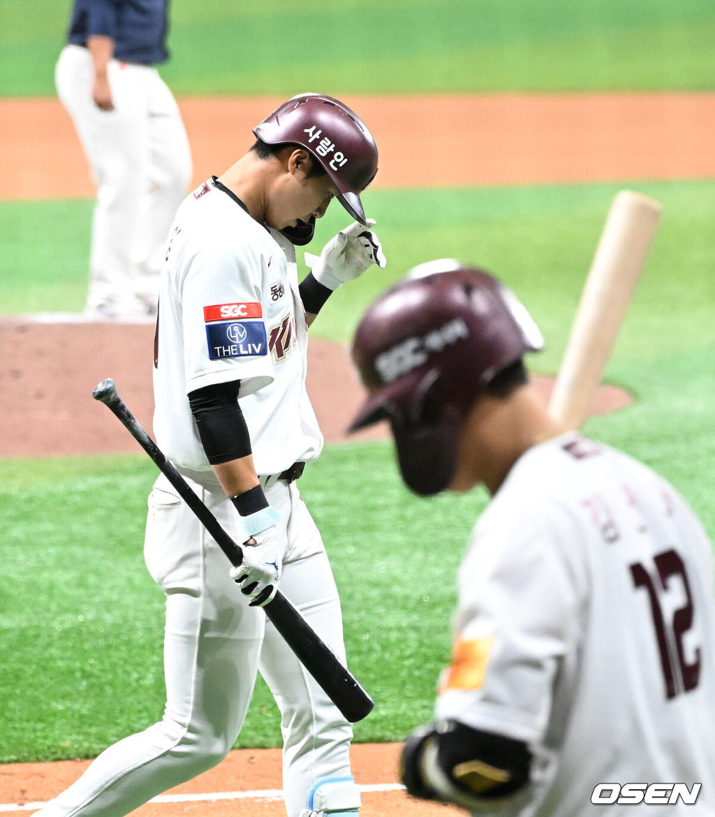 23일 오후 서울 고척스카이돔에서 ‘2024 신한 SOL Bank KBO리그’ 키움 히어로즈와 롯데 자이언츠의 경기가 열렸다.키움은 이종민, 롯데는 정현수를 선발로 내세웠다.8회말 무사에서 키움 장재영이 삼진으로 물러나고 있다. 2024.06.23 /sunday@osen.co.kr