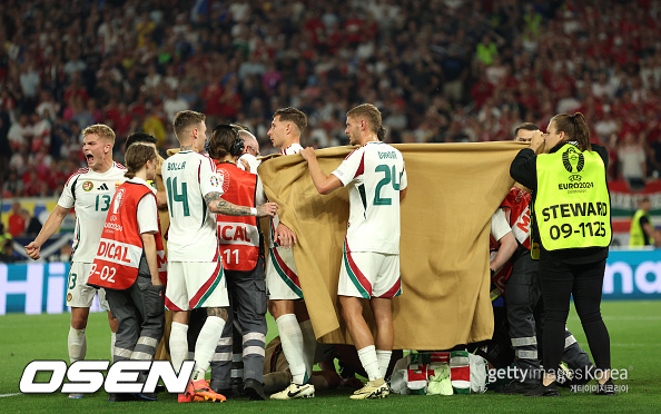 [사진] 부상 당한 바르가 옆 동료들ⓒGettyimages(무단전재 및 재배포 금지)