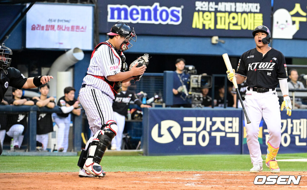 21일 오후 서울 잠실야구장에서 2024 신한 SOL Bank KBO리그 LG 트윈스와 KT 위즈의 경기가 열렸다.이날 LG는 이상영, KT는 벤자민을 선발로 내세웠다.3회초 1사 1,2루에서 KT 안현민이 삼진으로 물러나고 있다. 2024.06.21 / jpnews@osen.co.kr