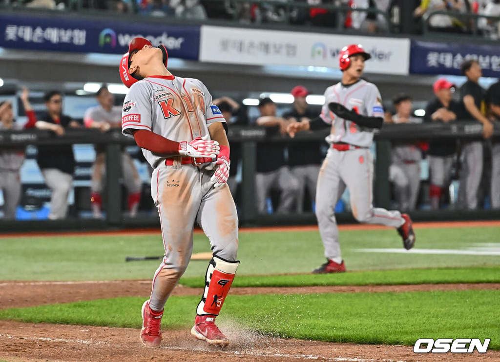 25일 부산 사직야구장에서 2024 신한 SOL 뱅크 KBO 리그 롯데 자이언츠와 KIA 타이거즈의 경기가 열렸다.홈팀 롯데는 나균안이 선발 출전하고 KIA는 네일이 선발 출전했다.KIA 타이거즈 김도영이 8회초 2사 1,3루 잘맞은 타구가 롯데 자이언츠 우익수 윤동희에게 잡히자 아쉬워하고 있다. 2024.06.25 / foto0307@osen.co.kr