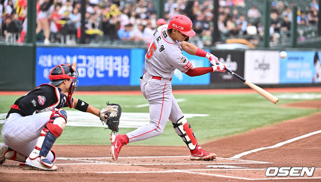 25일 부산 사직야구장에서 2024 신한 SOL 뱅크 KBO 리그 롯데 자이언츠와 KIA 타이거즈의 경기가 열렸다.홈팀 롯데는 나균안이 선발 출전하고 KIA는 네일이 선발 출전했다.KIA 타이거즈 김도영이 1회초 무사 2루 최형우의 1타점 우중간 안타 때 득점을 올리고 이범호 감독과 진갑용 코치의 축하를 받고 있다. 2024.06.25 / foto0307@osen.co.kr