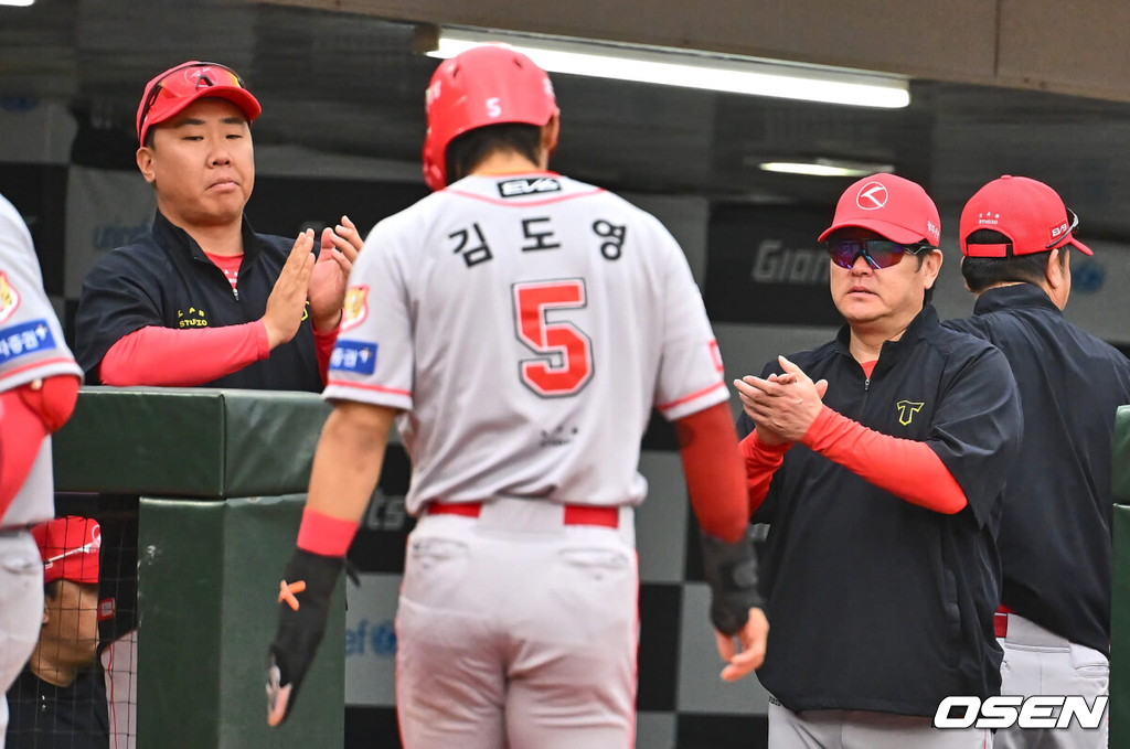 25일 부산 사직야구장에서 2024 신한 SOL 뱅크 KBO 리그 롯데 자이언츠와 KIA 타이거즈의 경기가 열렸다.홈팀 롯데는 나균안이 선발 출전하고 KIA는 네일이 선발 출전했다.KIA 타이거즈 김도영이 1회초 우익수 뒤 2루타를 치고 있다. 2024.06.25 / foto0307@osen.co.kr