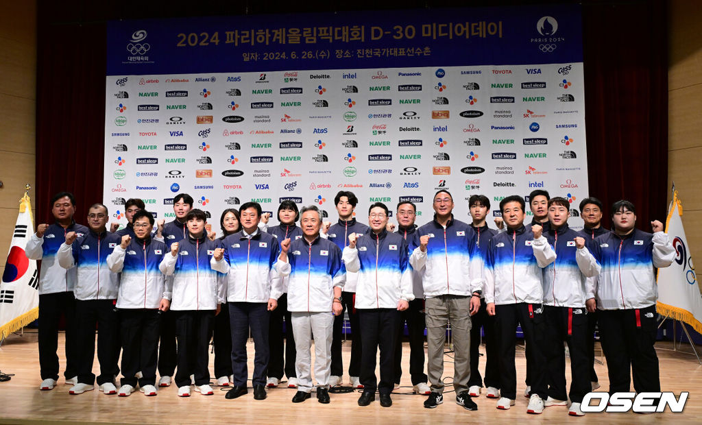 26일 충북 진천국가대표선수촌에서 ‘2024 파리하계올림픽대회 D-30 미디어데이’가 열렸다.’2024 파리올림픽’은 오는 7월 26일 시작해 8월 11일까지 진행된다.이기흥 대한체육회장을 비롯한 관계자들과 양궁 김제덕, 배드민턴 서승재, 체조 김한솔, 유도 김하윤, 수영 황선우, 태권도 박태준, 탁구 임종훈, 역도 박혜정을 비롯한 선수들과 감독들이 파이팅을 외치고 있다. 2024.06.26 / dreamer@osen.co.kr