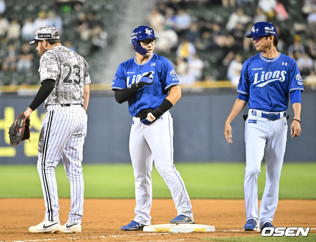 LG는 25일 서울 잠실구장에서 열린 삼성과의 경기에서 4-0으로 승리했다. 선발 투수 켈리가 9이닝 1피안타 3탈삼진 무실점으로 완봉승을 거뒀다. 켈리는 9회초 선두타자 윤정빈에게 안타를 맞아 퍼펙트는 무산됐다. 9회초 무사 삼성 윤정빈이 LG 선발 켈리의 퍼펙트를 깨는 안타를 날린 후 기뻐하고 있다. 2024.06.25 /cej@osen.co.kr