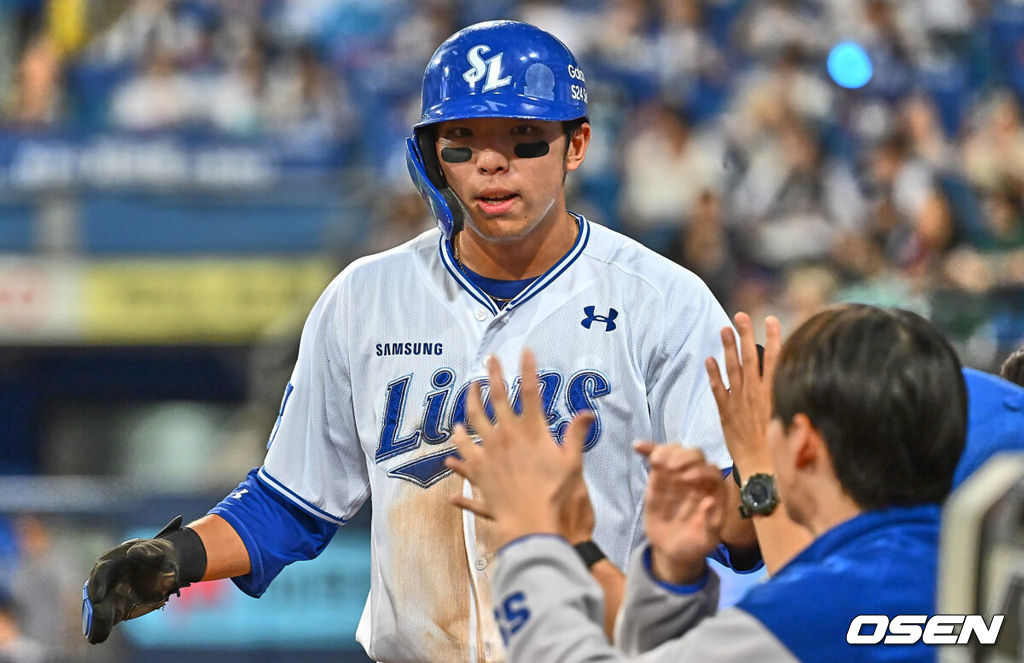 18일 대구삼성라이온즈파크에서 2024 신한 SOL 뱅크 KBO 리그 삼성 라이온즈와 SSG 랜더스의 경기가 열렸다. 홈팀 삼성은 이승민이 선발 출전하고 방문팀 SSG는 앤더슨이 선발 출전한다.삼성 라이온즈 김영웅이 7회말 2사 2루 이재현의 중견수 앞 1타점 안타 때 득점을 올리고 하이파이브를 하고 있다. 2024.06.18 / foto0307@osen.co.kr