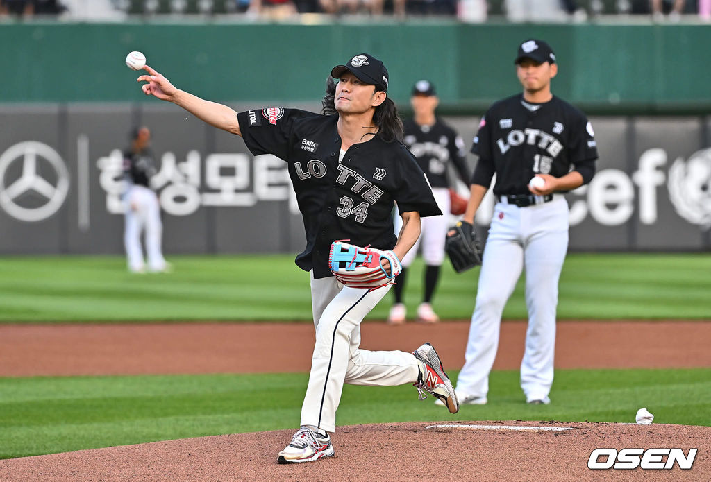 26일 부산 사직야구장에서 2024 신한 SOL 뱅크 KBO 리그 롯데 자이언츠와 KIA 타이거즈의 경기가 열렸다. 홈팀 롯데는 김진욱이 선발 출전하고 KIA는 알드레드가 선발 출전했다.배우 허준석이 롯데 자이언츠 마무리 김원중 투구 폼을 재현하며 시구를 하고 있다. 2024.06.26 / foto0307@osen.co.kr